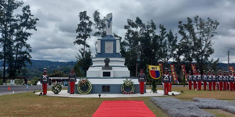 En memoria del ex Presidente de la República y General de División Miguel García Granados, este lunes 22 de noviembre, se efectuó la exhumación de sus restos