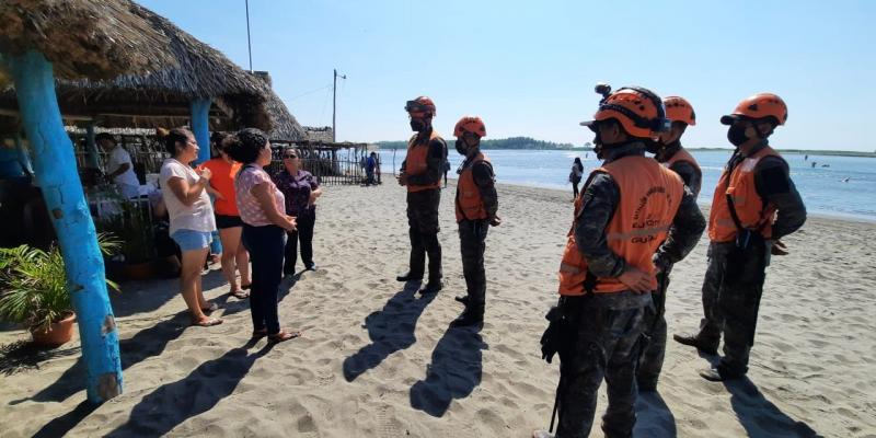 Labores de búsqueda de una persona que fue arrastrada por el alfaque en la playa pública Tulate.