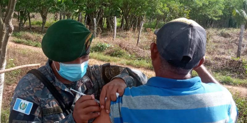 Ejército de Guatemala apoyó en vacunación de puerta en puerta 