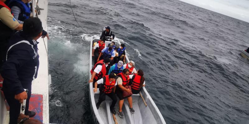 Infantes de Marina proporcionan transporte por vía acuática del personal de salud