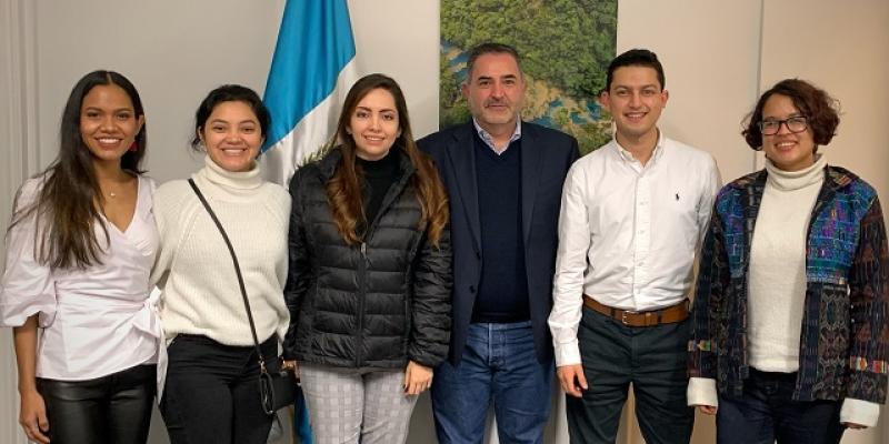 Estudiantes guatemaltecos en Embajada en el Reino Unido