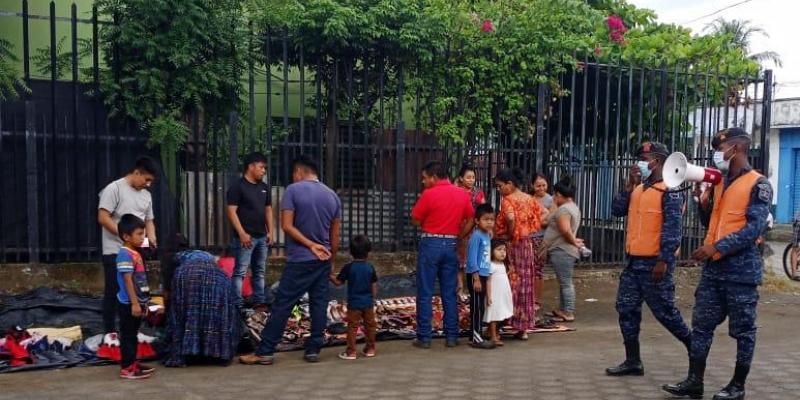Personal militar informa las medidas decretadas para resguardar la seguridad y la gobernabilidad; así como para proteger la salud ante el COVID-19