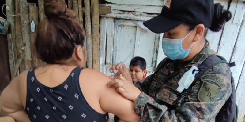  Soldados y personal de salud, desarrollaron jornadas de vacunación de puerta en puerta en áreas de difícil acceso 