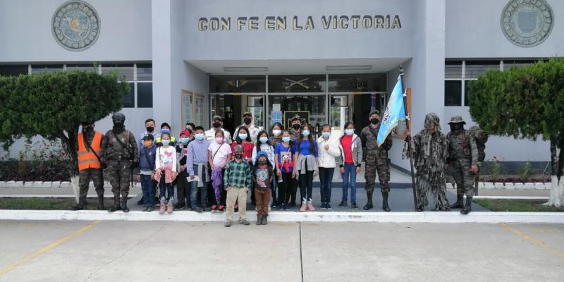Personal de la Escuela Oficial Rural Mixta Xinaxoj de Huehuetenango, visitaron la Quinta Brigada de Infantería