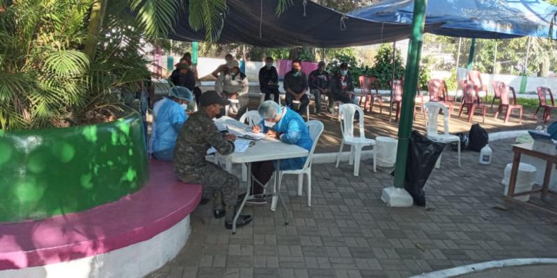 Apoyo en la aplicación de la vacuna contra COVID-19