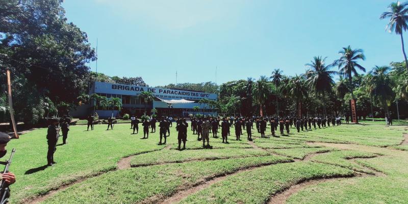 Clausura del curso de Paracaidismo Militar