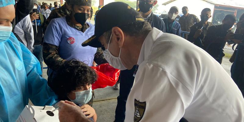 Presidente visitó el puesto de vacunación instalado en el interior de la Quinta Brigada de Infantería
