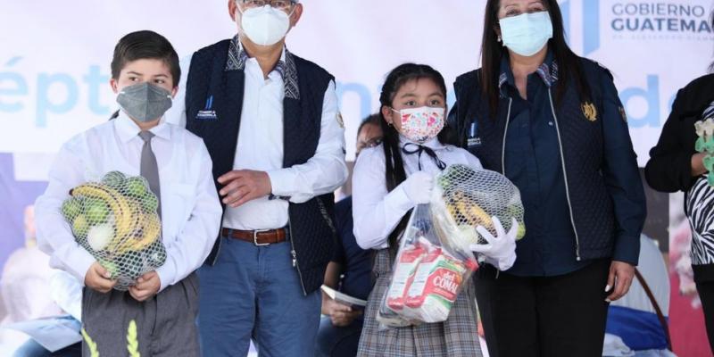 Estudiantes reciben séptima entrega de Alimentos