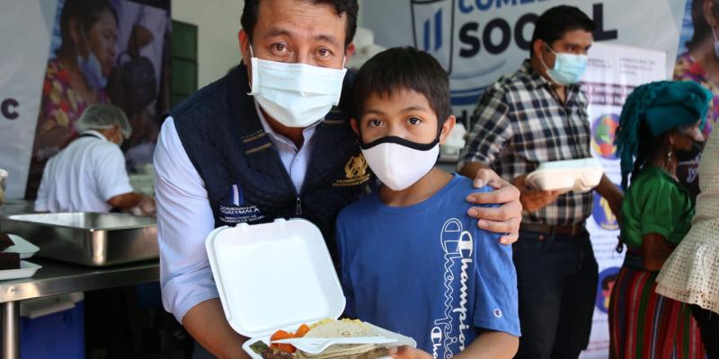 Viceministro de Protección Social con usuario de Comedor Social en San Pedro Ayampuc, Guatemala