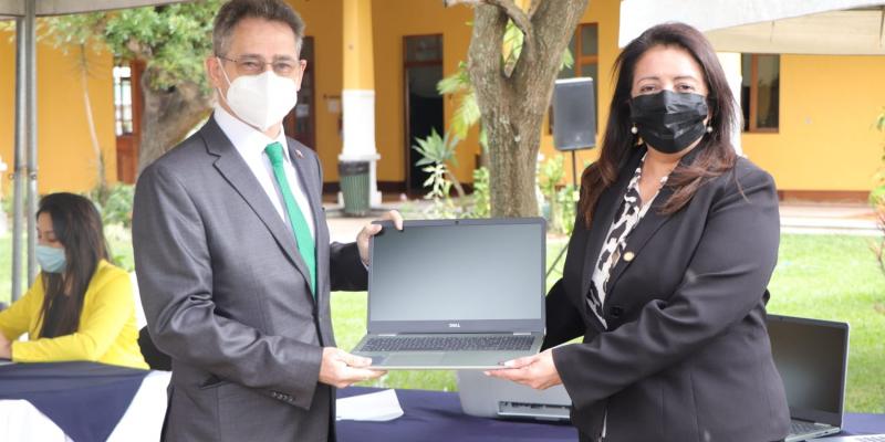 Ministra Claudia Ruíz recibe donación de la República de Chile