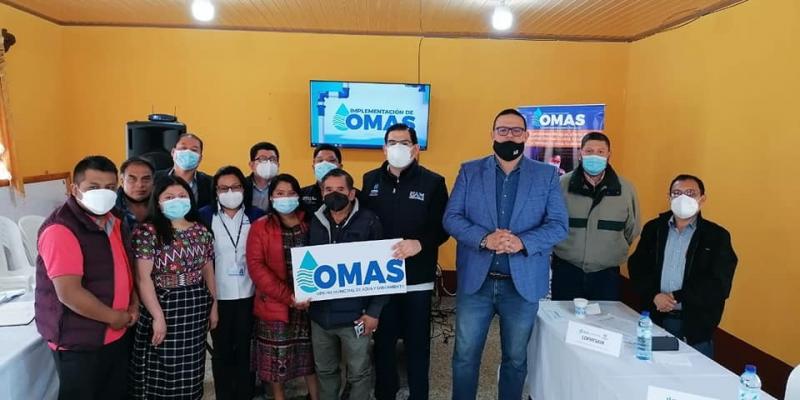 Personal de Fodes y municipalidad de Chimaltenago en reunión para conformar OMAS