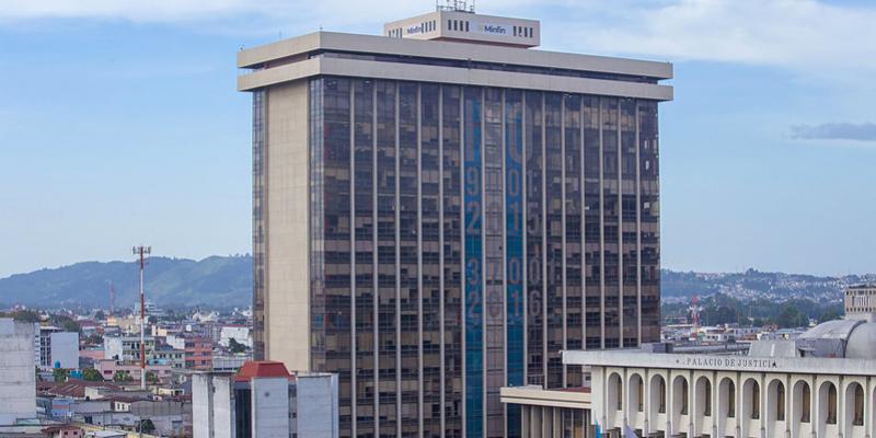 Fachada del edificio del Ministerio de Finanzas Públicas