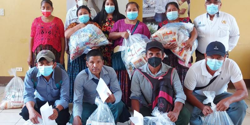 Entrega de alimentos a personas afectadas por tormentas
