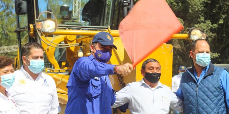 Ministro Javier Maldonado en inicio de trabajo del tramo carretero en Chinautla 
