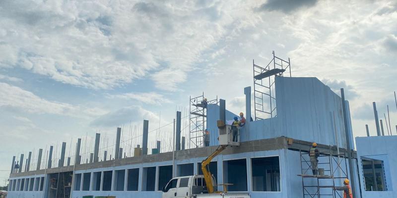 Nivel de avance de la escuela Bicentenario en construcción 