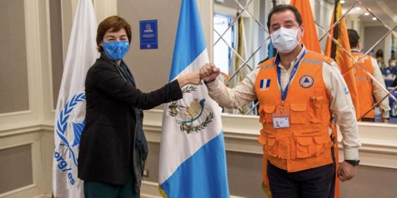 Representante del Programa Mundial de Alimentos en Guatemala, Laura Melo, junto al Secretario Ejecutivo de la CONRED, Oscar Cossío.