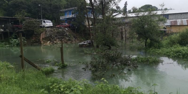Desbordamiento de río en barrio Chiché, San Juan Chamelco, Alta Verapaz.