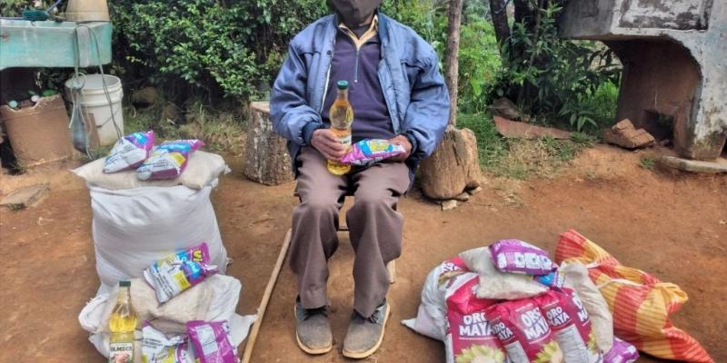 Adultos Mayores recibieron bolsas conteniendo frijol, arroz, aceite, harina, avena, entre otros productos alimenticios.