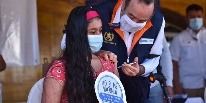 Presidente Alejandro Giammattei vacuna