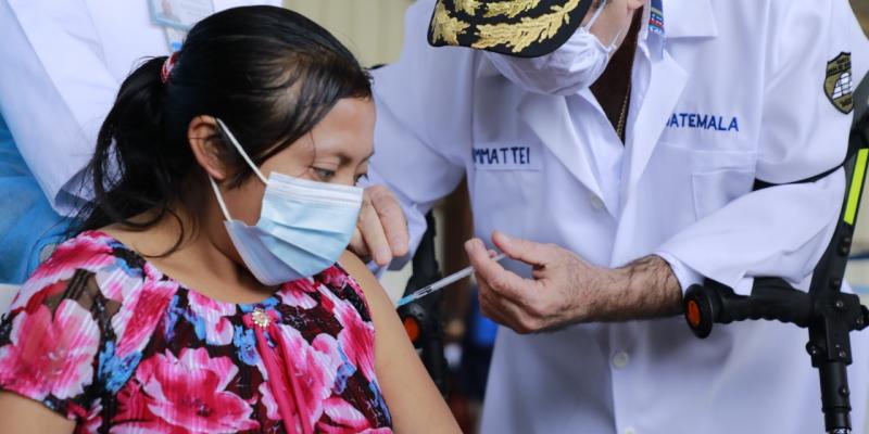 Presidente Alejandro Giammattei vacuna