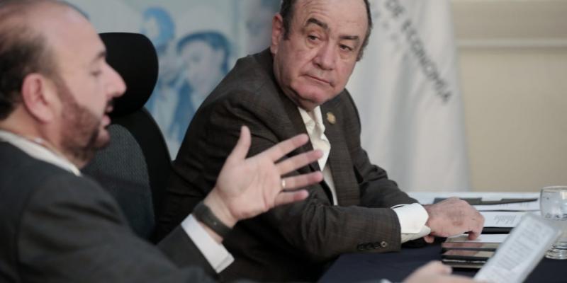 Presidente Alejandro Giammattei junto al ministro de Economía, Antonio Malouf