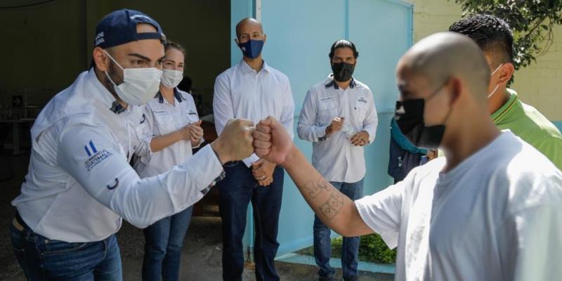 El secretario Pancho Molina da la bienvenida a un nuevo integrante de Casa Intermedia