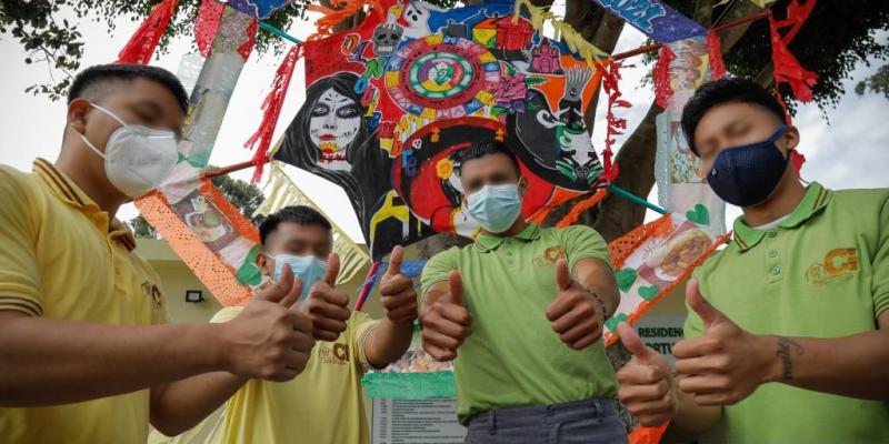 Jóvenes posan orgullos frente a su obra