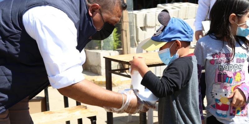 Personal de Mides atendiendo a usuario de Comedor Social en Villa Nueva