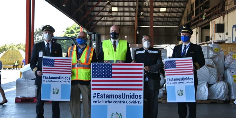 Ministro de Salud recibe donativo de vacunas
