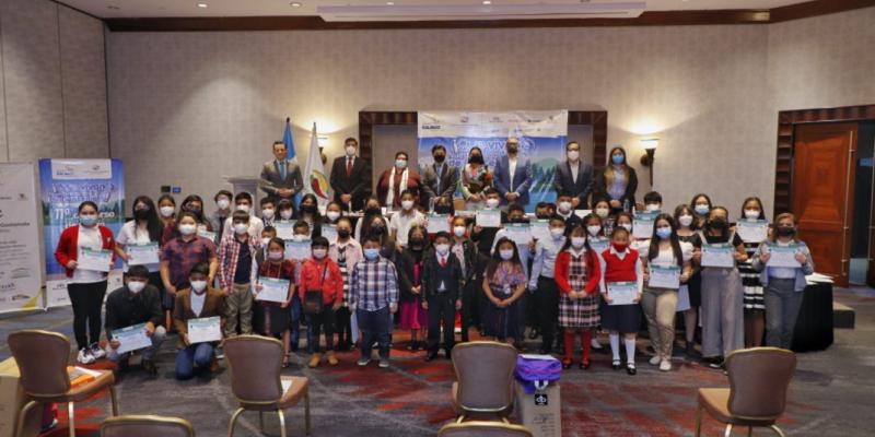 Premian a estudiantes del concurso ¡Que vivan nuestros lagos de Guatemala!