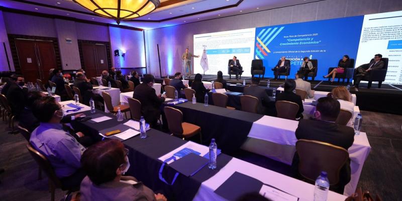 En el foro participaron alrededor de 400 personas en forma virtual y presencial.