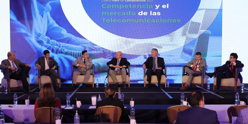 Expertos en telecomunicaciones participan en el foro sobre competencia y el mercado de las Telecomunicaciones.