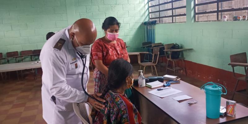 Jornada médica apoyada por el Ejército de Guatemala atiende a más de 500 vecinos de San Juan Comalapa