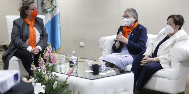 Secretaria Presidencial de la Mujer, Ana Leticia Aguilar Theissen junto a Alicia Rodríguez Illescas Secretaría Técnica de la Mujer del Consejo de Ministras de la Mujer de Centroamérica y República Dominicana - STM-COMMCA, La magistrada María Eugenia Morales Aceña, vocal XII de la Corte Suprema de Justicia, y la abogada Hilda Morales Trujillo 