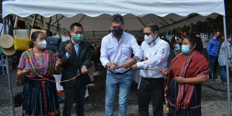 El corte de la cinta simbólica de la inauguración de la Terceer Feria Nacional Mi Pueblo, Mi Producto estuvo a cargo de Pablo Hung, Director de la Misión de de Servicios a la Invesión y al Comercio de la Embajada de China-Taiwan en Guatemala (2do. de Izq. a Der.);  Victor Hugo Del Pozo , Alcalde de Antigua Guatemala (centro); y Sigfrido Lee, Viceministro de Desarrollo de la MIPYME (tercero de Izq. a Der.)