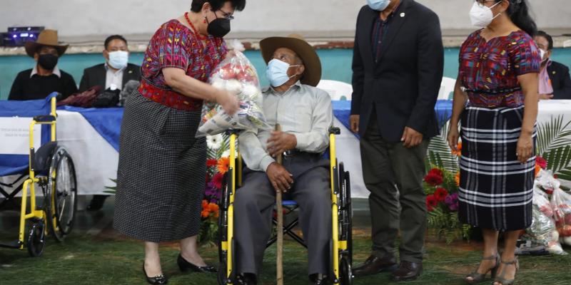 La Secretaria indicó que se están cumpliendo las instrucciones del Señor Presidente Alejandro Giammattei de velar por los grupos más vulnerables.