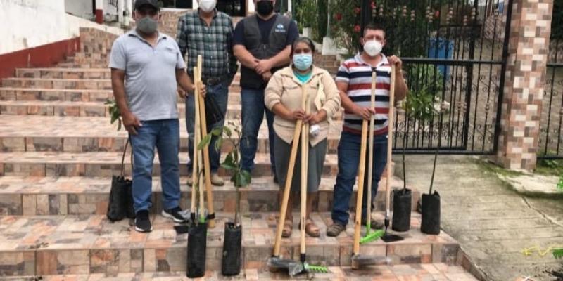 MAGA entrega semillas y herramientas para huertos escolares 