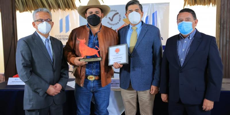 MAGA fortalece apoyo a sector ganadero y reconoce labor 