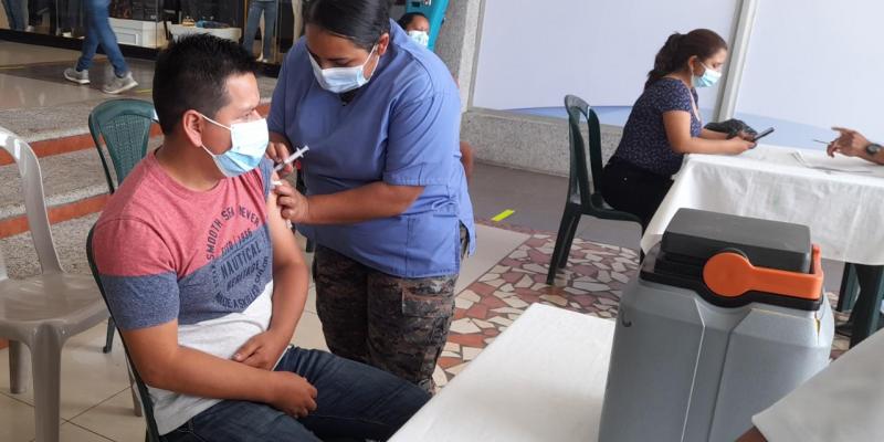 Brigada de Operaciones para Montaña apoya en dieciséis puestos de vacunación de San Marcos y Quetzaltenango