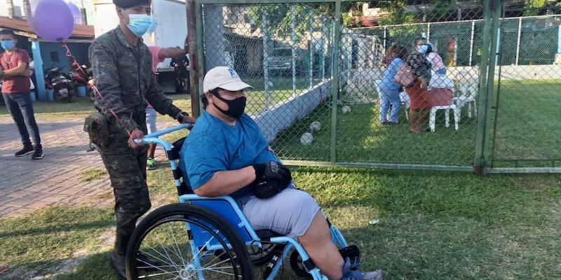 Ejército de Guatemala apoya en la entrega de sillas de ruedas y víveres en Escuintla