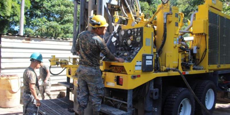 Cuerpo de Ingenieros del Ejército perfora un pozo de agua potable en Santa Rosa 