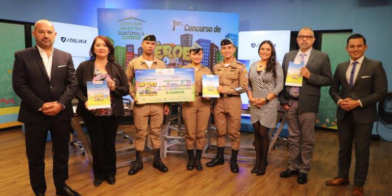 Cinco alumnos del Instituto Adolfo V. Hall de Jalapa, fueron reconocidos por el Grupo Salinas y la Fundación Azteca Guatemala como “Héroes del Ambiente”