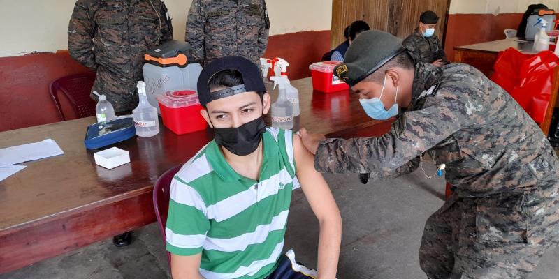 Menores vacunados por el Ejército de Guatemala