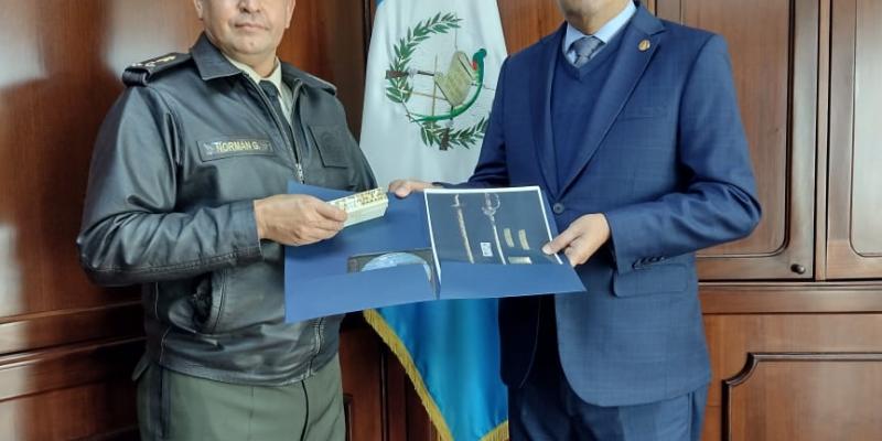  el Ejército de Guatemala, hizo entrega de un archivo fotográfico digital al Banco de Guatemala