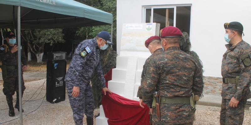bras de infraestructura realizadas en la sede de la Primera Brigada de Infantería. Petén