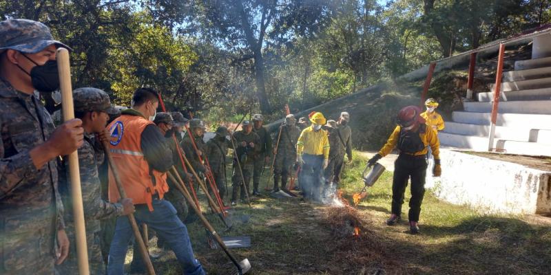Soldados en capacitación sobre Técnicas Básicas para el Control de Incendios Forestales.