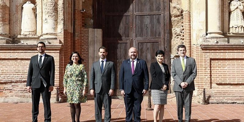 De Izq. a Der. se observa a Andrés Valenciano, Ministro de Economía de Costa Rica; María Luisa Hayem, Ministra de Economía de El Salvador; Ramón Martínez, Ministro de Economía de Panamá; Antonio Malouf, Ministro de Economía de Guatemala; María Antonia Rivera, Designada Presidencial de Honduras; y Francisco Lima Mena, Secretario de SIECA.