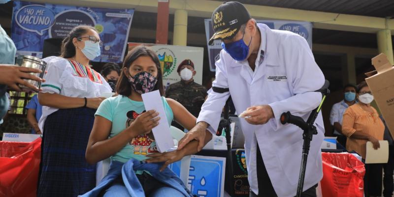 Presidente Alejandro Giammattei vacuna
