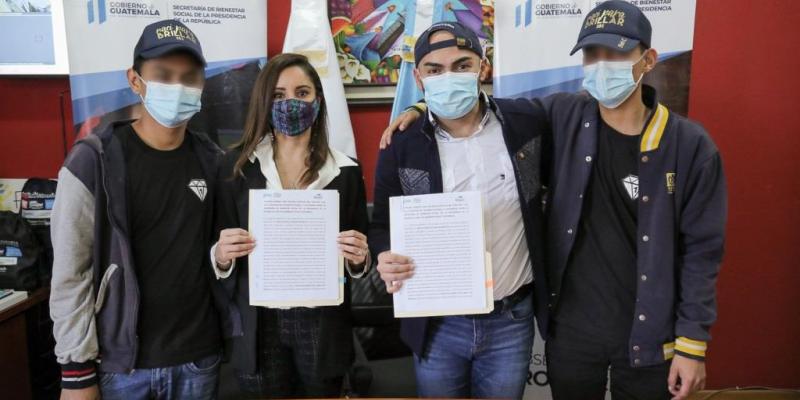 La directora de Kidnees Project, Sofía Porta y el titular de la SBS, Francisco Molina junto a dos jóvenes beneciados