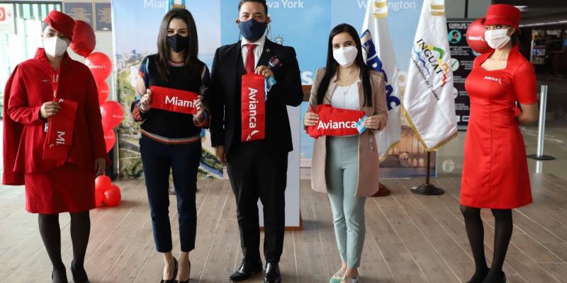 Corte de cinta de recepción del nuevo vuelo